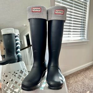 Navy Hunter Rain Boots Size 6 comes with silver sparkle Hunter Socks Size M